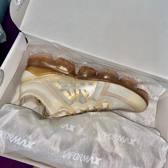 Women’s 8 vapormax - Picture 2 of 3